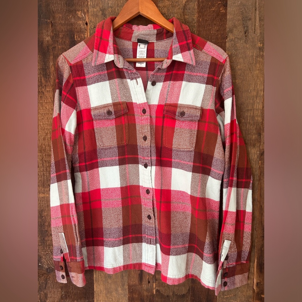 Organic cotton Patagonia flannel reds and gray/blue button-down size 8